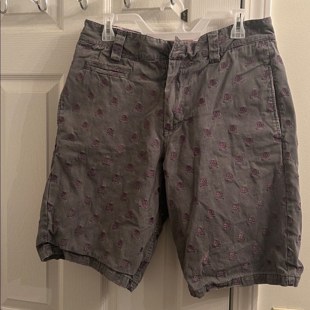 Dakota Brand Men’s Gray Shorts with Purple Embroidered Skull Pattern Sz 34